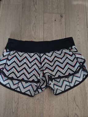 Lululemon Size 4 Women’s Black Chevron Seawheeze Print 2017 Shorts